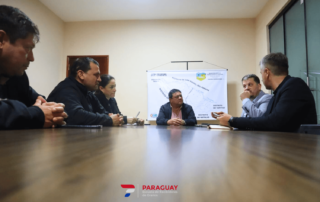 Don Hernán Rivas en discusión con directivos de la Escuela de Recibidores de Granos